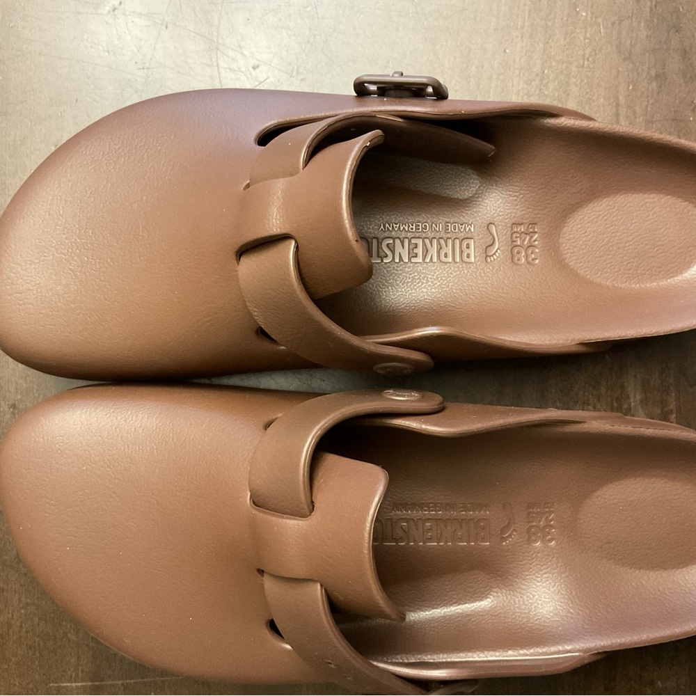 Birkenstock Boston in Roast
W size 7-7.5 narrow
Never worn 
Smoke free home